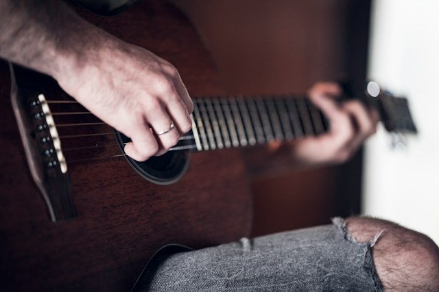 10 Guitar Teacher Lesson Paths for Students Interested in Chords, Solos, and Improvisation