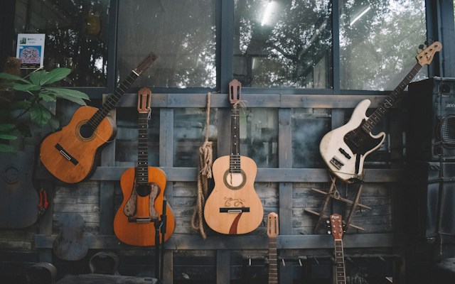 7 Guitar Teacher Lesson Ideas for Turning a Favourite Song Into a Learning Experience